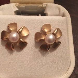 Gold - Pearl earings w gold flower jackets